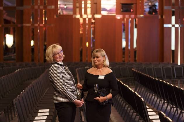 06.02.2017, Berlin, Deutschland, GER, Gala im Hotel Intercontinental zur Verleihung des Hotelier des Jahres 2017, ein Preis von der Allgemeinen Hotel- und Gastronomie Zeitung, Foto: nocht ist der Saal nicht gefüllt. Zwei Damen unterhalten sich.