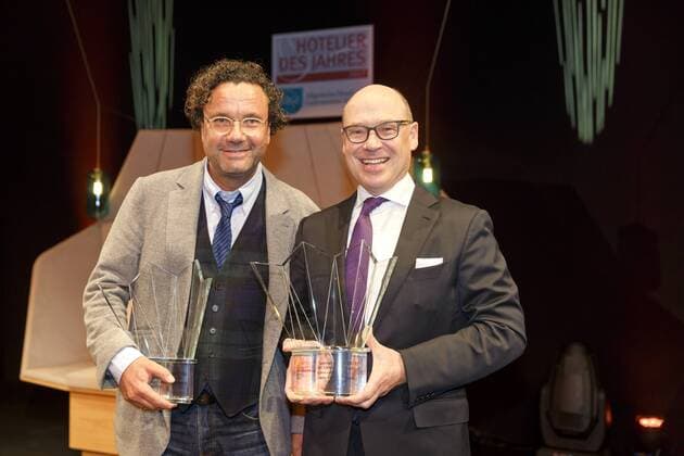 06.02.2017, Berlin, Deutschland, GER, Gala im Hotel Intercontinental zur Verleihung des Hotelier des Jahres 2017, ein Preis von der Allgemeinen Hotel- und Gastronomie Zeitung, Foto: (l.) Christoph Hoffmann, Co-Founder und CEO der 25hours Hotels Company, ist der Hotelier des Jahres. (r.) Der Special Award geht an Dr. Christian Harisch, Geschäftsführer der Lanserhof GmbH aus Lans bei Innsbruck