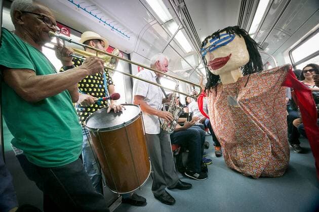Karneval in Brasilien: Band spielt in Zug traditionelle Karnevalsmusik February 7, 2017 - Sao Paulo, Brazil - A group of people play traditional carnival music by train. The carnival has already begun in CPTM and on Tuesday, February 7, the famous marches will change the routine of the users of four stations that will receive the itinerant group Richard and Band. The presentations announce the Touristic Express of Marchinhas, that will leave of the Station of Luz with destination to the city of Mogi das Cruzes Sao Paulo Brazil - ZUMAo70_ 20170207_zap_o70_007 Copyright: xDarioxOliveirax