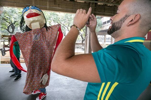 Karneval in Brasilien: Band spielt in Zug traditionelle Karnevalsmusik February 7, 2017 - Sao Paulo, Brazil - A group of people play traditional carnival music by train. The carnival has already begun in CPTM and on Tuesday, February 7, the famous marches will change the routine of the users of four stations that will receive the itinerant group Richard and Band. The presentations announce the Touristic Express of Marchinhas, that will leave of the Station of Luz with destination to the city of Mogi das Cruzes Sao Paulo Brazil - ZUMAo70_ 20170207_zap_o70_016 Copyright: xDarioxOliveirax