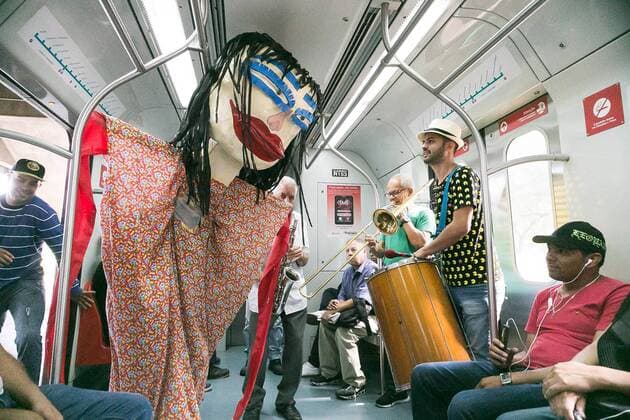 Karneval in Brasilien: Band spielt in Zug traditionelle Karnevalsmusik February 7, 2017 - Sao Paulo, Brazil - A group of people play traditional carnival music by train. The carnival has already begun in CPTM and on Tuesday, February 7, the famous marches will change the routine of the users of four stations that will receive the itinerant group Richard and Band. The presentations announce the Touristic Express of Marchinhas, that will leave of the Station of Luz with destination to the city of Mogi das Cruzes Sao Paulo Brazil - ZUMAo70_ 20170207_zap_o70_018 Copyright: xDarioxOliveirax