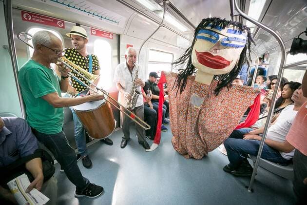 Bilder des Tages Karneval in Brasilien: Band spielt in Zug traditionelle Karnevalsmusik February 7, 2017 - Sao Paulo, Brazil - A group of people play traditional carnival music by train. The carnival has already begun in CPTM and on Tuesday, February 7, the famous marches will change the routine of the users of four stations that will receive the itinerant group Richard and Band. The presentations announce the Touristic Express of Marchinhas, that will leave of the Station of Luz with destination to the city of Mogi das Cruzes Sao Paulo Brazil - ZUMAo70_ 20170207_zap_o70_021 Copyright: xDarioxOliveirax