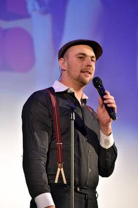 Der Musiker Max Mutzke bei einem Auftritt auf der Bühne am 07.02.2017 in Köln bei der Premiere des Films Schatz nimm Du sie .