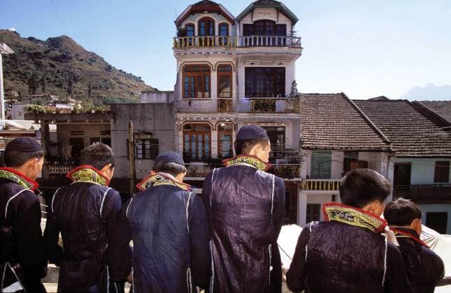 IMAGO Cultures of the world, Schwarze Hmong in Nordvietnam Jun 10, 2005; Sapa, VIETNAM; The men of the Black Hmong tribes are well-known for their ornate costumes. Mandatory  - ZUMAt77_ 20050610_mar_t77_025 Copyright: xFlorisxLeeuwenberg TCSx