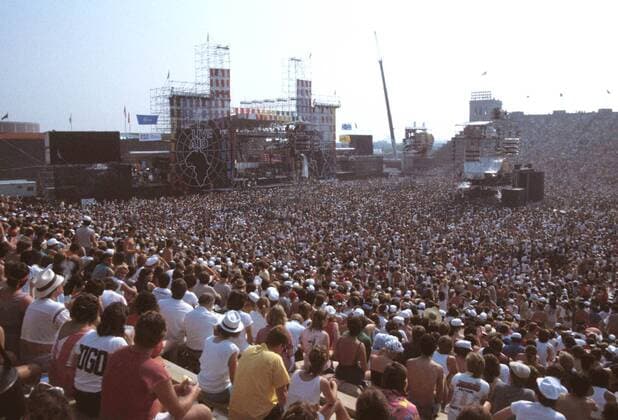 June 16, 2005 - A0303.LIVE AID CONCERT 1985.PHILADELPHIA VETERAN S STADIUM. FRED DEVANN- CROWDS - ZUMAg49_ 20050616_gaf_g49_025 Copyright: xFredxDevannx