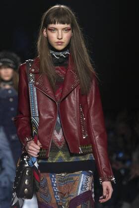 A model presents the creations of the fall-winter collection of the Spanish brand Desigual during New York Fashion Week in New York, United States, 9 February 2016. DESIGUAL PRESENTS FALL WINTER COLLECTION IN NEW YORK !ACHTUNG: NUR REDAKTIONELLE NUTZUNG!  Copyright: xMiguelxRajmilx NYC001 20170209-636222714104012757