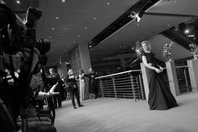 Schauspielerin Heike Makatsch und Pressefotografen anlässlich der Eröffnung der 67. Berlinale mit dem Film DJANGO 67. Internationale Filmfestspiele Berlin