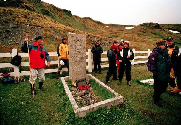 Apr 25, 2005; Antarctica; Explorer Sir Ernest Henry Shackleton s grave at the whaler s cemetery at Grytviken (Cauldron Bay), South Georgia. Mandatory  - ZUMAt77_ 20050425_cob_t77_523 Copyright: xHennyxMiltenburg TCSx