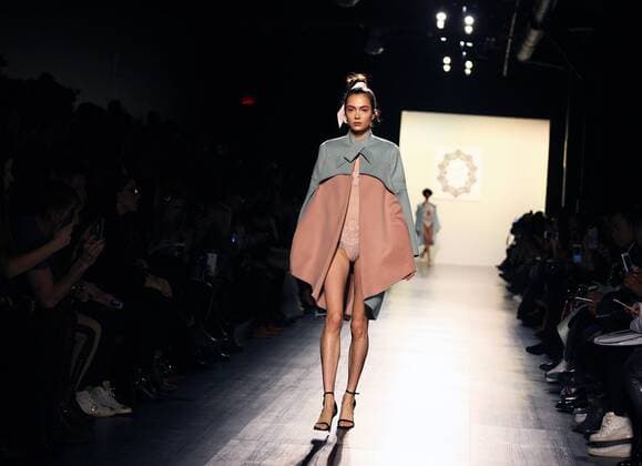 (170210) -- NEW YORK, Feb. 10, 2017 -- A model presents a creation of LANYU during the New York Fashion Week in New York, the United States, on Feb. 10, 2017. ) U.S.-NEW YORK-FASHION WEEK-LANYU WuxRong 