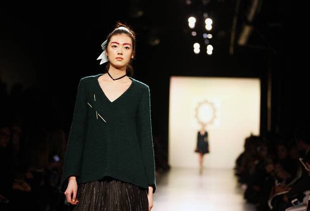 (170210) -- NEW YORK, Feb. 10, 2017 -- A model presents a creation of LANYU during the New York Fashion Week in New York, the United States, on Feb. 10, 2017. ) U.S.-NEW YORK-FASHION WEEK-LANYU WuxRong 