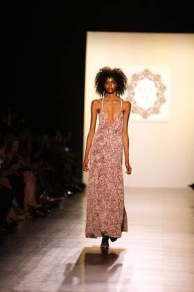 (170210) -- NEW YORK, Feb. 10, 2017 -- A model presents a creation of LANYU during the New York Fashion Week in New York, the United States, on Feb. 10, 2017. ) U.S.-NEW YORK-FASHION WEEK-LANYU WuxRong 