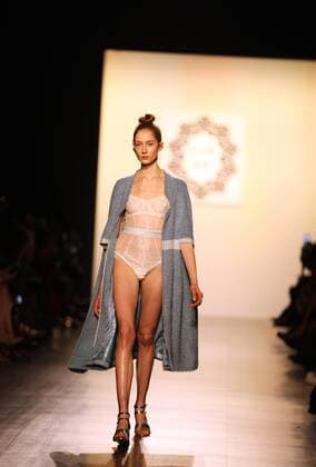 (170210) -- NEW YORK, Feb. 10, 2017 -- A model presents a creation of LANYU during the New York Fashion Week in New York, the United States, on Feb. 10, 2017. ) U.S.-NEW YORK-FASHION WEEK-LANYU WuxRong 