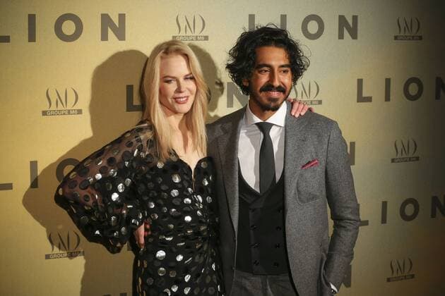 Nicole Kidman avec Dev Patel CELEBRITES : Premiere Filmpremiere Film Lion - Paris - 10 02 2017 GwendolineLeGoff Panoramic 