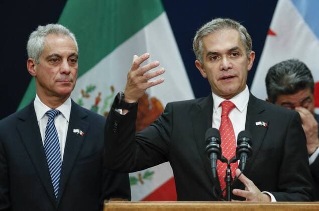 PK zur Städtepartnerschaft zwischen Chicago und Mexico City Mexico City s Chief of Government, Miguel Angel Mancera (R), speaks before Chicago Mayor, Rahm Emanuel (L), during a press conference at the Mayor s Office in Chicago, Illinois, USA, 10 February 2017. Chicago Mayor Rahm Emanuel and Mexico City s Miguel Ángel Mancera met today to solidify the cultural and economic ties that have united these two sister cities since 2013. EMANUEL AND MANCERA DECIDED TO SOLIDIFY LOOSES DESPITE THE TIME OF TENSION !ACHTUNG: NUR REDAKTIONELLE NUTZUNG!  Copyright: xKAMILxKRZACZYNSKIx SHM63 20170211-636223802035824788