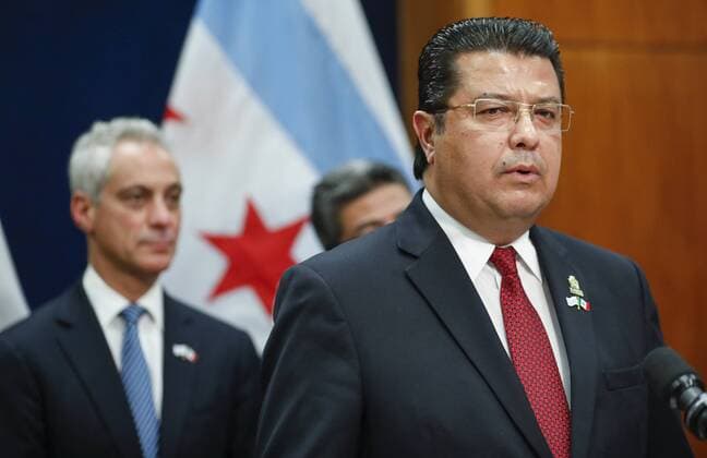 PK zur Städtepartnerschaft zwischen Chicago und Mexico City Ciudad Juarez Mayor, Hector Armando Cabada, speaks before Chicago Mayor, Rahm Emanuel (L), during a press conference at the Mayor s Office in Chicago, Illinois, USA, 10 February 2017. Chicago Mayor Rahm Emanuel and Mexico City s Miguel Ángel Mancera met today to solidify the cultural and economic ties that have united these two sister cities since 2013. EMANUEL AND MANCERA DECIDED TO SOLIDIFY LOOSES DESPITE THE TIME OF TENSION !ACHTUNG: NUR REDAKTIONELLE NUTZUNG!  Copyright: xKAMILxKRZACZYNSKIx SHM66 20170211-636223803910440737