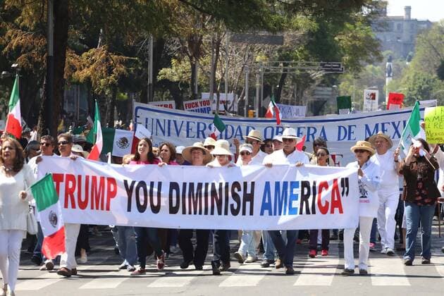 Bilder des Tages Proteste gegen Donald Trump in Mexiko February 12, 2017 - Mexico - EUM20170212NAC16.JPG .CIUDAD DE MEXICO, Protests Protestas-Trump.- Aspectos de la marcha realizada este 12 de febrero de 2017 desde el Auditorio Nacional hacia el Angel de la Independencia, en el Paseo de la Reforma del Centro de la Ciudad de Mexico, en contra de las politicas del presidente estadounidense Donald Trump.  - ZUMAu78_ 20170212_zaf_u78_026 Copyright: xBerenicexFregosox