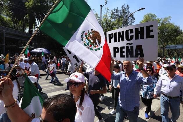 Proteste gegen Donald Trump in Mexiko February 12, 2017 - Mexico - EUM20170212NAC20.JPG .CIUDAD DE MEXICO, Protests Protestas-Trump.- Aspectos de la marcha realizada este 12 de febrero de 2017 desde el Auditorio Nacional hacia el Angel de la Independencia, en el Paseo de la Reforma del Centro de la Ciudad de Mexico, en contra de las politicas del presidente estadounidense Donald Trump.  - ZUMAu78_ 20170212_zaf_u78_027 Copyright: xBerenicexFregosox