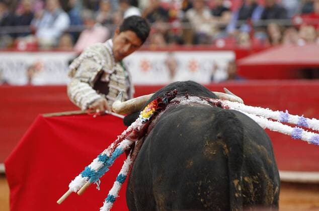 Mexican bullfighter Sergio Flores fights his first bull of the afternoon, Comadroso of 508 kilograms, during the run 15 of the Temporada Grande in the Plaza de Toros Mexico, in Mexico City, Mexico, on 12 February 2017. BULLFIGHTING IN MEXICO !ACHTUNG: NUR REDAKTIONELLE NUTZUNG!  Copyright: xMarioxGuzmánx MEX25 20170213-636225541155697173