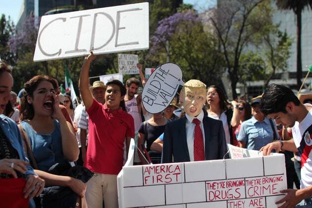 February 12, 2017 - Mexico City, Mexico - Demonstrators march to the Plaza Angel Independencia February 12, 2017 in Mexico City, Mexico. The marchers protested the policies of President Donald Trump and Prime Minister Enrique Pena Nieto of Mexico. Mexico City Mexico  - ZUMAn230 20170212_zaa_n230_528 Copyright: xEmilioxEspejelx