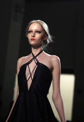 A model presents creations of Vivienne Hu during the 2017 New York Fashion Week in New York City, the United States, Feb. 12, 2017. ) (zhf) U.S.-NEW YORK-FASHION-VIVIENNE HU QinxLang 