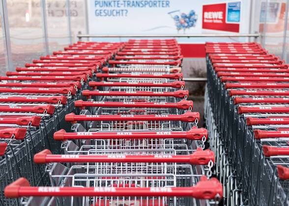 Feature REWE 12.02.2017, Selters Taunus: Logo, Brands, Einkaufswagen, Punkte Transporter gesucht? , Payback Selters im Taunus Hessen Germany Rewe Markt