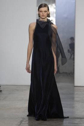New York Fashion Week - Carolina Herrera Modenschau A model presents a night gown of the Fall Winter 2017 collection by Venezuelan designer Carolina Herrera, during New York Fashion Week in New York, United States, 13 February 2017. CAROLINA HERRERA AT NEW YORK FASHION WEEK !ACHTUNG: NUR REDAKTIONELLE NUTZUNG!  Copyright: xMiguelxRajmilx NYC001 20170213-636226088871790727