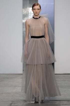New York Fashion Week - Carolina Herrera Modenschau A model presents a night gown of the Fall Winter 2017 collection by Venezuelan designer Carolina Herrera, during New York Fashion Week in New York, United States, 13 February 2017. CAROLINA HERRERA AT NEW YORK FASHION WEEK !ACHTUNG: NUR REDAKTIONELLE NUTZUNG!  Copyright: xMiguelxRajmilx NYC001 20170213-636226088933565539