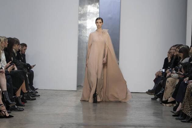 New York Fashion Week - Carolina Herrera Modenschau A model presents a night gown with matching cape of the Fall Winter 2017 collection by Venezuelan designer Carolina Herrera, during New York Fashion Week in New York, United States, 13 February 2017. CAROLINA HERRERA AT NEW YORK FASHION WEEK !ACHTUNG: NUR REDAKTIONELLE NUTZUNG!  Copyright: xMiguelxRajmilx NYC001 20170213-636226089630823279
