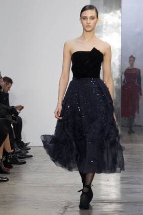 New York Fashion Week - Carolina Herrera Modenschau A model presents a night gown with pailletes of the Fall Winter 2017 collection by Venezuelan designer Carolina Herrera, during New York Fashion Week in New York, United States, 13 February 2017. CAROLINA HERRERA AT NEW YORK FASHION WEEK !ACHTUNG: NUR REDAKTIONELLE NUTZUNG!  Copyright: xMiguelxRajmilx NYC001 20170213-636226100588032175