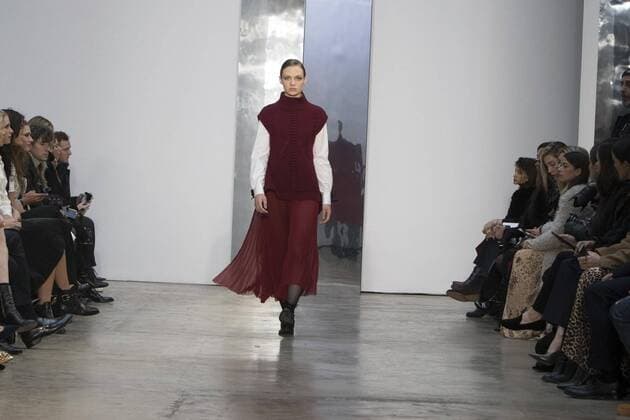 New York Fashion Week - Carolina Herrera Modenschau A model presents a red top over a pleated skirt of the Fall Winter 2017 collection by Venezuelan designer Carolina Herrera, during New York Fashion Week in New York, United States, 13 February 2017. CAROLINA HERRERA AT NEW YORK FASHION WEEK !ACHTUNG: NUR REDAKTIONELLE NUTZUNG!  Copyright: xMiguelxRajmilx NYC001 20170213-636226101900909487