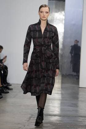 A model presents a coat of the Fall Winter 2017 collection by Venezuelan designer Carolina Herrera, during New York Fashion Week in New York, United States, 13 February 2017. CAROLINA HERRERA AT NEW YORK FASHION WEEK !ACHTUNG: NUR REDAKTIONELLE NUTZUNG!  Copyright: xMiguelxRajmilx NYC001 20170213-636226104133694548