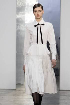 A model presents a white shirt and a matching pleated skirt of the Fall Winter 2017 collection by Venezuelan designer Carolina Herrera, during New York Fashion Week in New York, United States, 13 February 2017. CAROLINA HERRERA AT NEW YORK FASHION WEEK !ACHTUNG: NUR REDAKTIONELLE NUTZUNG!  Copyright: xMiguelxRajmilx NYC001 20170213-636226104754406611