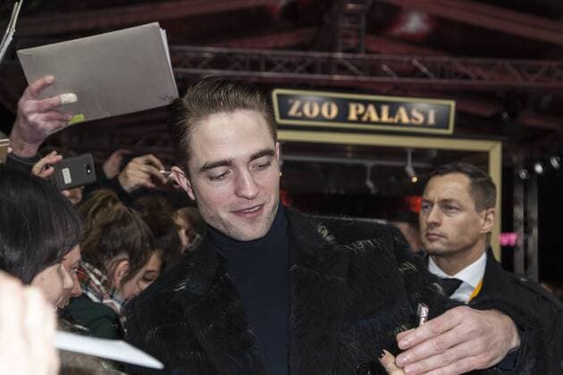 Robert Pattinson gibt Autogramme auf der Berlinale für den Film The Lost City Of Z am 14.02.2017 Robert Pattinson gibt Autogramme auf der Berlinale für den Film The Lost City Of Z am 14.02.2017