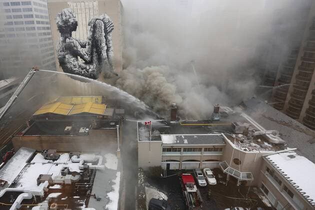 Großbrand in Toronto, Kanada February 14, 2017 - Toronto, Canada - Toronto Firefighters fight a six alarm blaze at the Badminton and Racquet Club, near Yonge Street and St. Clair Avenue West. The intesection was closed as was the subway stop. Toronto Canada  - ZUMAt14_ 20170214_zan_t14_014 Copyright: xStevexRussellx