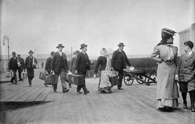 December 13, 2016 - Immigrants Carrying Luggage, Ellis Island, New York City, New York, USA, Bain News Service, 1910 - ZUMAg145 20161213_zza_g145_005 Copyright: xJTxVintagex