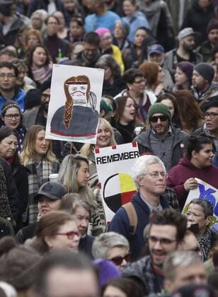 Frauen demonstrieren in Vancouver, Kanada People participate in the Women s Memorial March in Vancouver, Canada, Feb.14, 2017. Thousands of people attend the 27th annual Women s Memorial March to remember women who have died due to physical, mental and emotional violence and to call the public attention about the issue on violence against women.)(gj) CANADA-VANCOUVER-WOMEN S MEMORIAL MARCH LiangxSen 