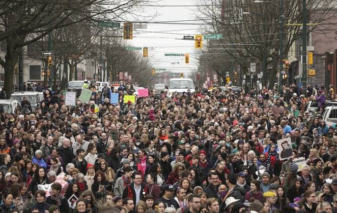 Frauen demonstrieren in Vancouver, Kanada People participate in the Women s Memorial March in Vancouver, Canada, Feb.14, 2017. Thousands of people attend the 27th annual Women s Memorial March to remember women who have died due to physical, mental and emotional violence and to call the public attention about the issue on violence against women.)(gj) CANADA-VANCOUVER-WOMEN S MEMORIAL MARCH LiangxSen 