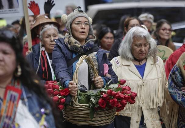 Frauen demonstrieren in Vancouver, Kanada People participate in the Women s Memorial March in Vancouver, Canada, Feb.14, 2017. Thousands of people attend the 27th annual Women s Memorial March to remember women who have died due to physical, mental and emotional violence and to call the public attention about the issue on violence against women.)(gj) CANADA-VANCOUVER-WOMEN S MEMORIAL MARCH LiangxSen 