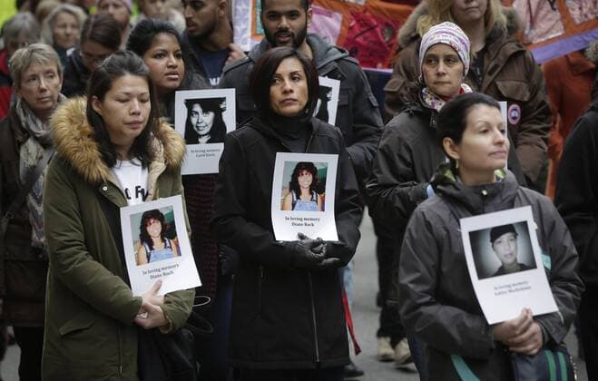 Frauen demonstrieren in Vancouver, Kanada People hold photos of female victims during the Women s Memorial March in Vancouver, Canada, Feb.14, 2017. Thousands of people attend the 27th annual Women s Memorial March to remember women who have died due to physical, mental and emotional violence and to call the public attention about the issue on violence against women.)(gj) CANADA-VANCOUVER-WOMEN S MEMORIAL MARCH LiangxSen 