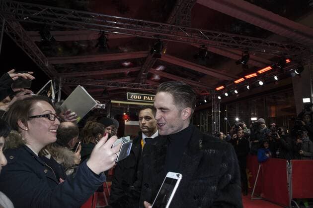 Robert Pattinson gibt Autogramme auf der Berlinale für den Film The Lost City Of Z am 14.02.2017 Robert Pattinson gibt Autogramme auf der Berlinale für den Film The Lost City Of Z am 14.02.2017