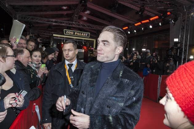Robert Pattinson gibt Autogramme auf der Berlinale für den Film The Lost City Of Z am 14.02.2017 Robert Pattinson gibt Autogramme auf der Berlinale für den Film The Lost City Of Z am 14.02.2017