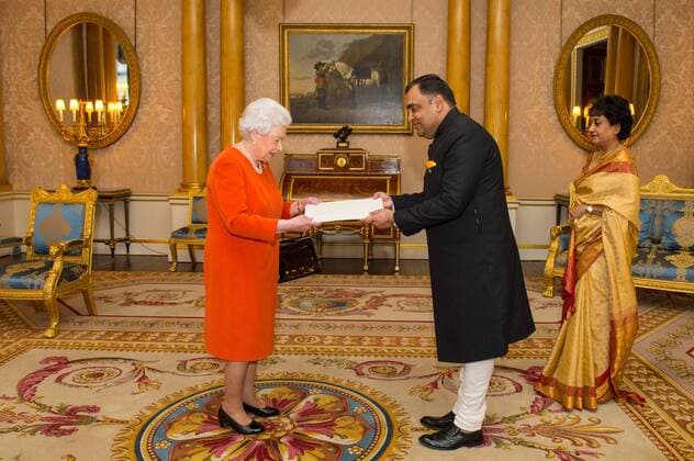 . 15 02 2017. London, United Kingdom. Queen Elizabeth II is presented with Letters of Credence by the High Commissioner for India Yashvardhan Kumar Sinha, watched by his wife, Girija during a private audience at Buckingham Palace in London.  xROTAx xi-Imagesx IIM-14394-0002