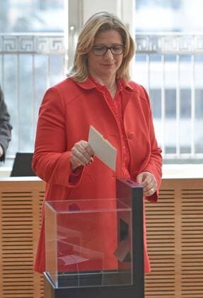 Plenarsitzung des Saarländischen Landtages am Mittwoch (15.02.2017) in Saarbrücken. Im Bild: Anke Rehlinger, Ministerin für Wirtschaft, Arbeit, Energie und Verkehr (SPD) bei der Wahl.