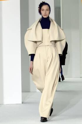 A model presents Fall Winter creations of the Spanish brand Delpozo during New York Fashion Week in New York, United States, 15 February 2017. The collection created by Catalan designer Josep Font is inspired in the spirituality of the Nabi art and the abstract sculpture. DELPOZO PRESENTS NEW COLLECTION INSPIRED IN THE NABI ART IN NEW YORK !ACHTUNG: NUR REDAKTIONELLE NUTZUNG!  Copyright: xMiguelxRajmilx NYC001 20170215-636227999181575993