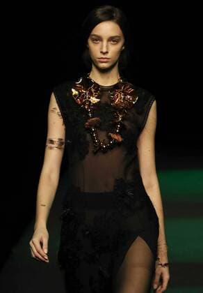 A model takes to the catwalk wearing a creation of the 2017 2018 Autumn-winter collection by Spanish designer Juan Vidal on the official first day of the Mercedes-Benz Fashion Week Madrid (MBFWM) at the IFEMA Congresses and Events center in Madrid, 17 February 2017. THE MBFWM run from 16 to 21 February. MERCEDES-BENZ FASHION WEEK MADRID !ACHTUNG: NUR REDAKTIONELLE NUTZUNG!  Copyright: xZipix GRA103 20170217-636229303902607354