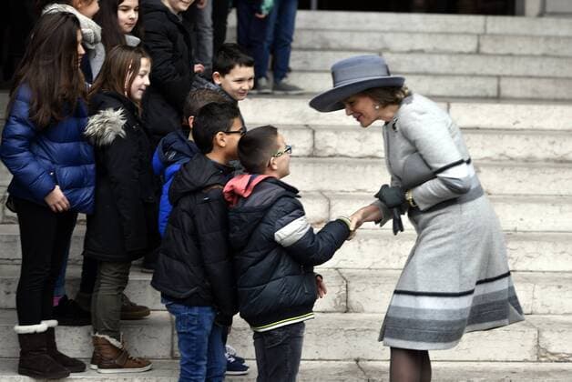 Belgische Royals anlässlich einer Messe für die Verstorbenen der Familie Queen Mathilde of Belgium meets with some children after a special Mass to commemorate the deceased members of the Belgian Royal Family, at the Onze-Lieve-Vrouwkerk - Eglise Notre-Dame, in Laeken-Laken, Brussels, Friday 17 February 2017.  ERICxLALMAND 05049236