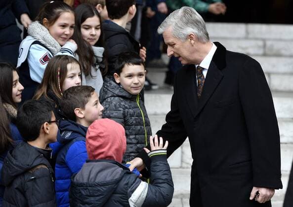 Belgische Royals anlässlich einer Messe für die Verstorbenen der Familie King Philippe - Filip of Belgium meets with some children after a special Mass to commemorate the deceased members of the Belgian Royal Family, at the Onze-Lieve-Vrouwkerk - Eglise Notre-Dame, in Laeken-Laken, Brussels, Friday 17 February 2017.  ERICxLALMAND 05049233