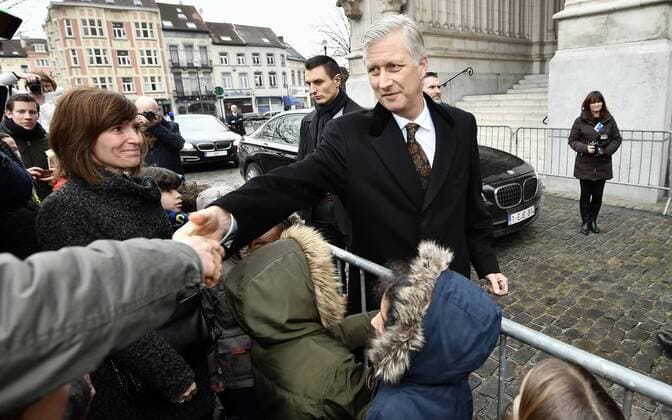 Belgische Royals anlässlich einer Messe für die Verstorbenen der Familie King Philippe - Filip of Belgium meets with some children after a special Mass to commemorate the deceased members of the Belgian Royal Family, at the Onze-Lieve-Vrouwkerk - Eglise Notre-Dame, in Laeken-Laken, Brussels, Friday 17 February 2017.  ERICxLALMAND 05049234