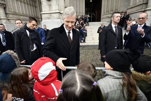 Belgische Royals anlässlich einer Messe für die Verstorbenen der Familie King Philippe - Filip of Belgium meets with some children after a special Mass to commemorate the deceased members of the Belgian Royal Family, at the Onze-Lieve-Vrouwkerk - Eglise Notre-Dame, in Laeken-Laken, Brussels, Friday 17 February 2017.  ERICxLALMAND 05049235