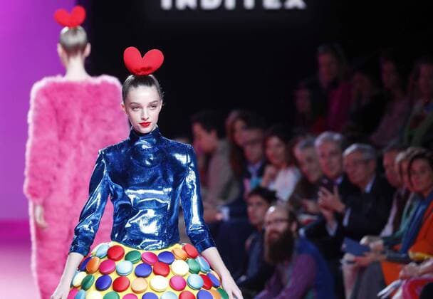 A model takes to the catwalk wearing a design of the 2017 18 autum-winter collection by Spanish designer Agatha Ruiz de la Prada during the Mercedes-Benz Fashion Week Madrid (MBFWM) at the IFEMA Congresses and Events center in Madrid, 17 February 2017. THE MBFWM runs from 16 to 21 February. Agatha Ruiz de la Prada at the Mercedes-Benz Fashion Week Madrid !ACHTUNG: NUR REDAKTIONELLE NUTZUNG!  Copyright: xZipix GRA229 20170217-636229387070251960